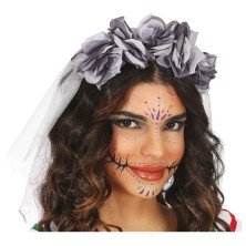 Diadema de flores grises con velo